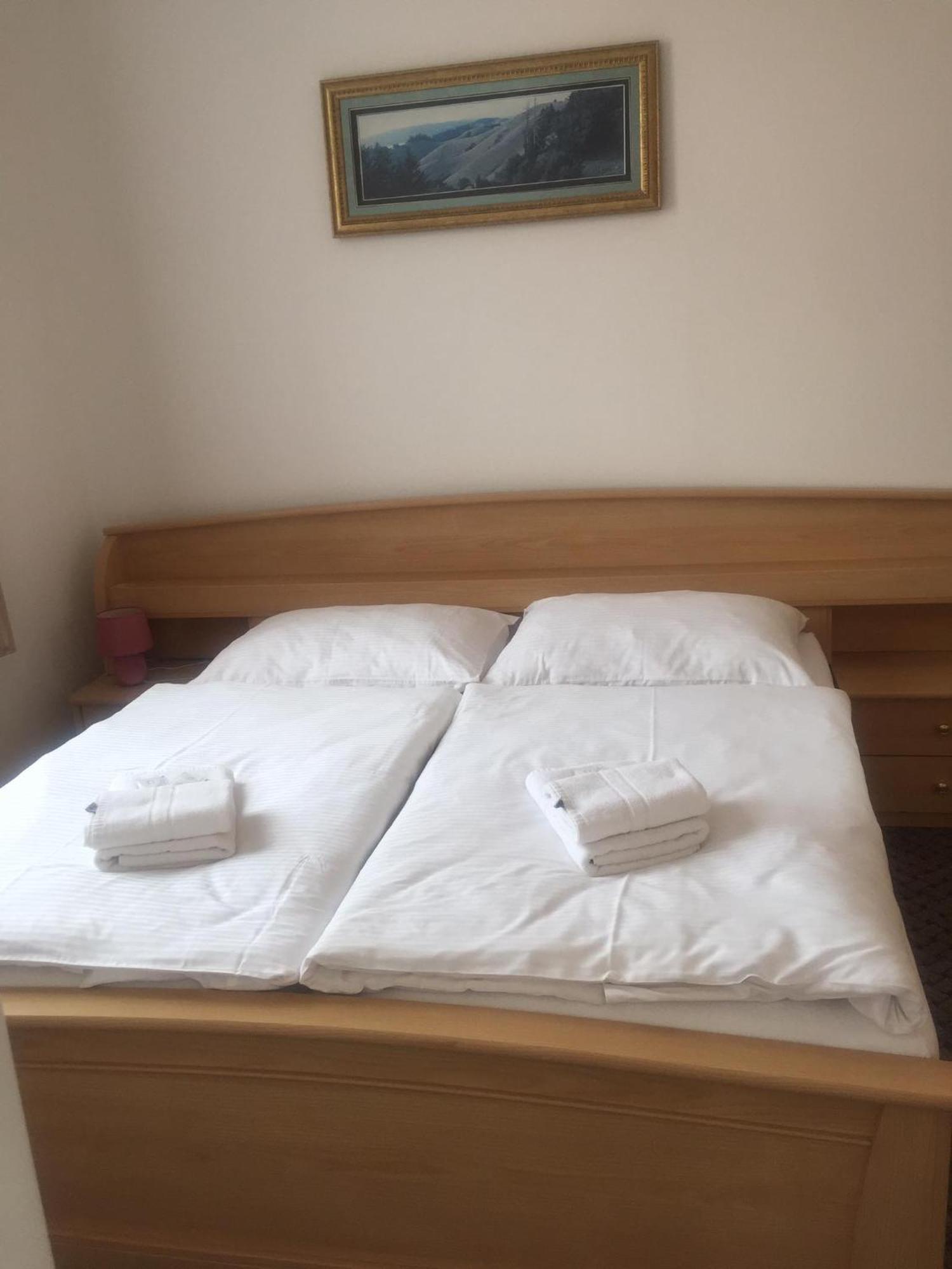 Penzion Eska S Pivovarem Mj Jince Bagian luar foto